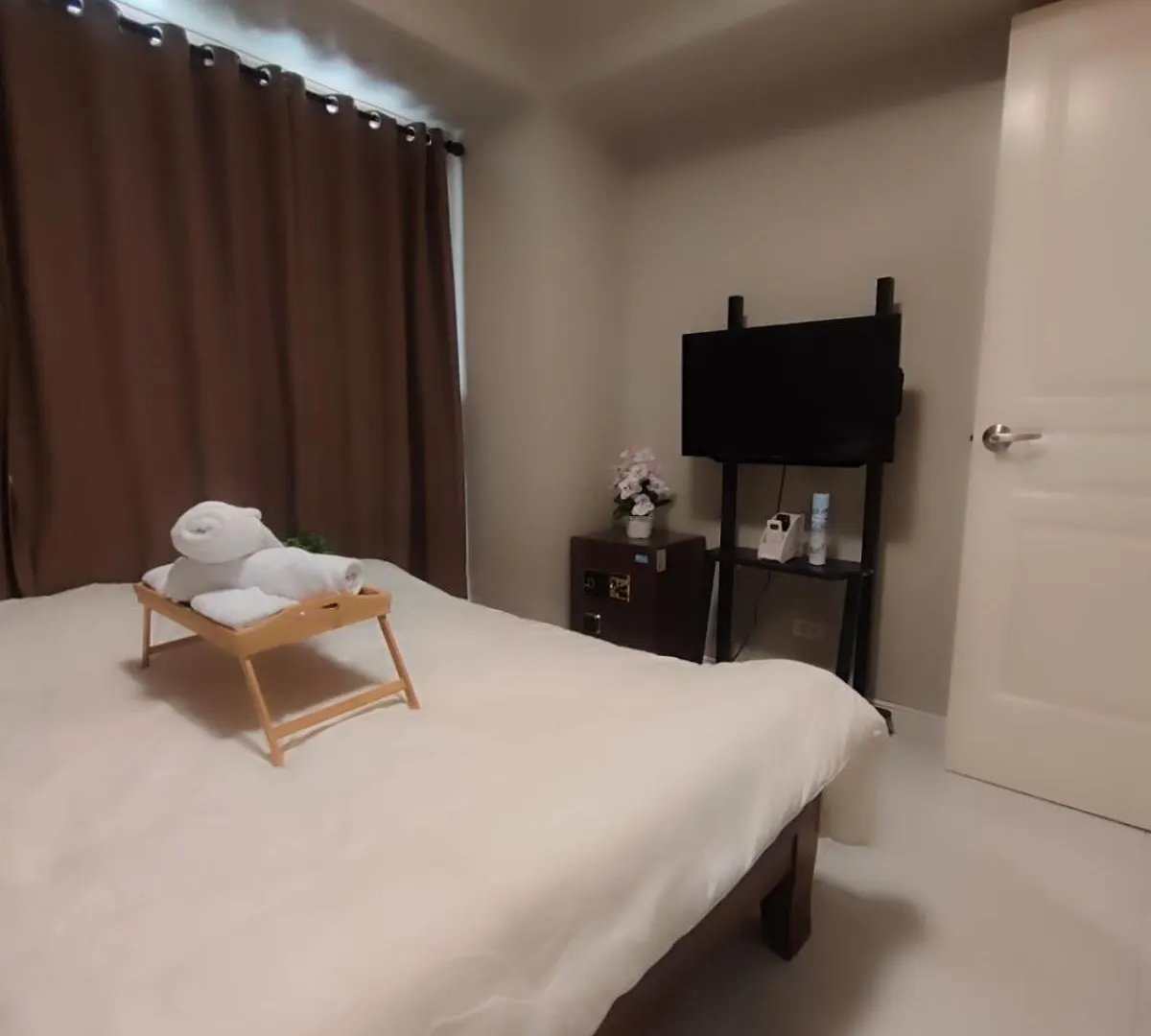 Apartment Staycation With Balcony City And River View Manila